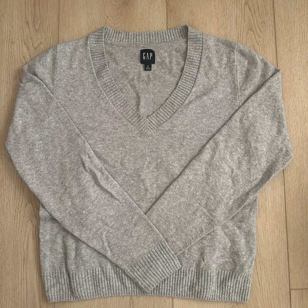 Gap Women’s CashSoft Cropped High V-Neck Sweater, size small, in great condition